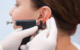 Прокалывание ушей…✨💉 1. Мочка уха: самый популярный, быстрый и безболезненный вариант.  2. ПРОТИВОПОКАЗАНИЯ. Противопоказания к процедуре Не рекоменду