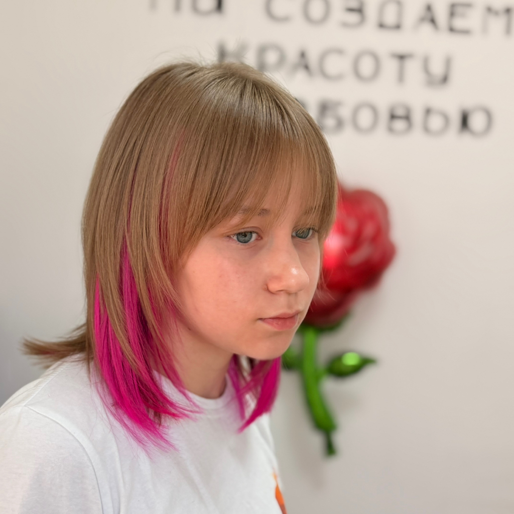 Контуринг цветные пряди у лица.