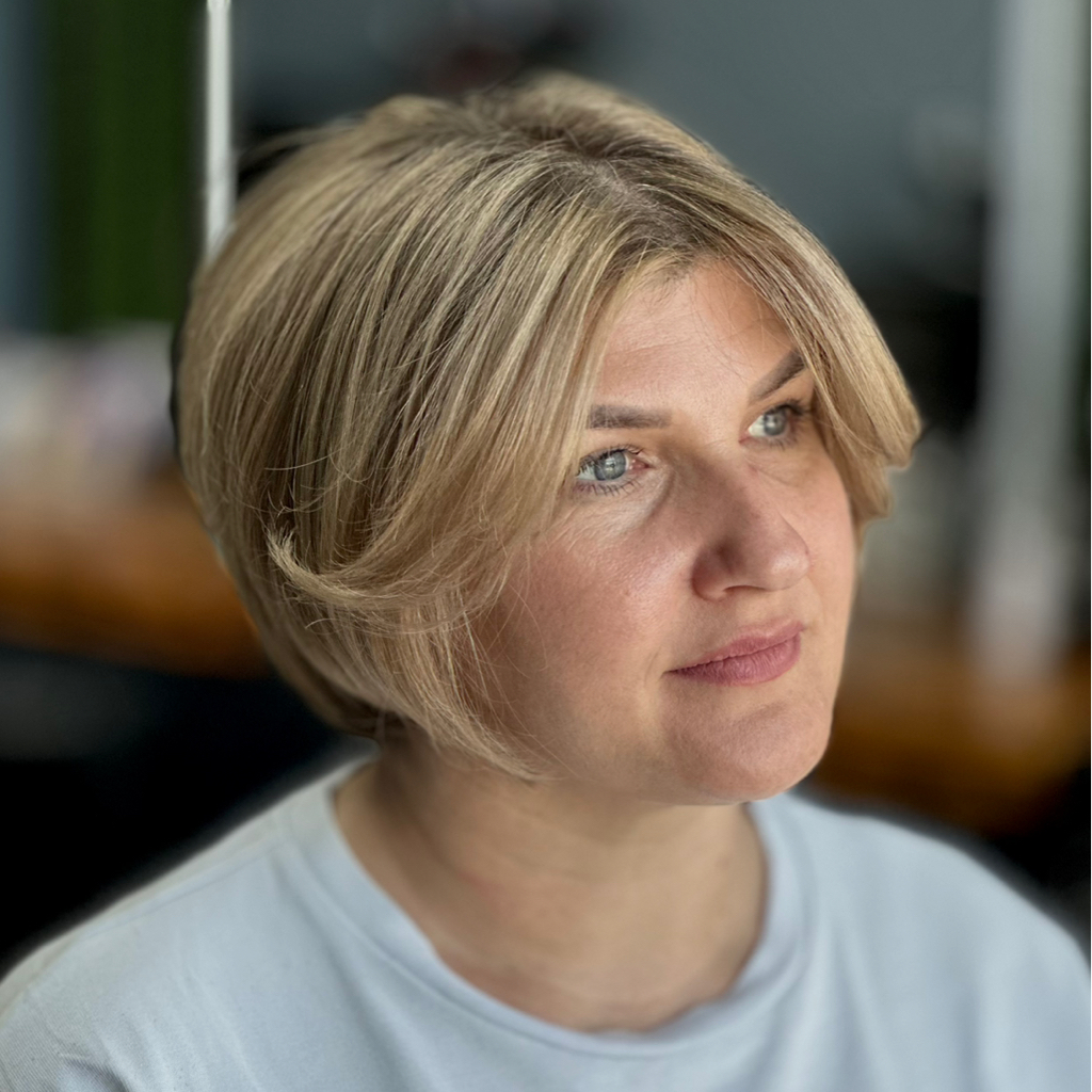 Женская стрижка ( включает в себя мытье головы  , питательную маску , легкий уход )